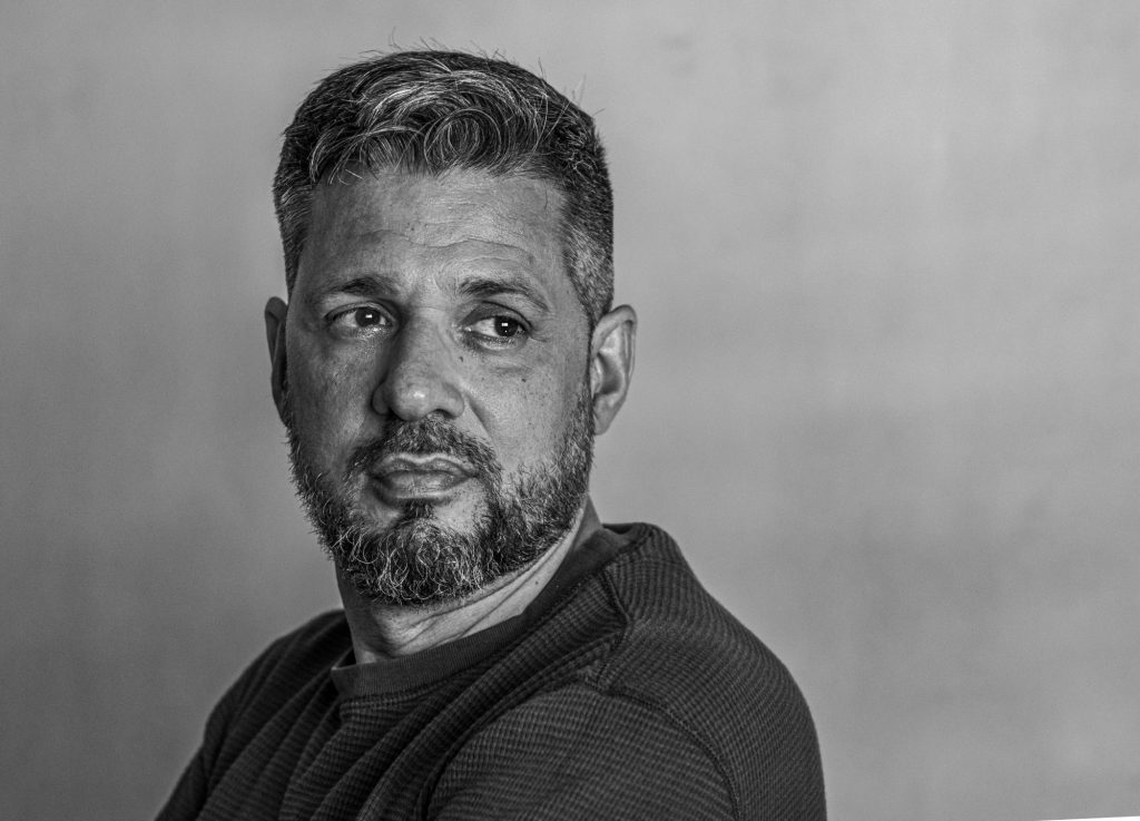 BarbudoCaiman's tweet photo. 🖊 El año que nieve, de Rubén Rodríguez González, es un libro que transcurre en aparente calma, incluso, si no se aguza la lectura, pudiera pensarse que no sucede nada. Y el lector no puede permitirse ese desliz.

(1/4) #reseña @UNEAC_online @CubaEsCultura @CasaEditorAbril https://t.co/iEgQoXg2AN