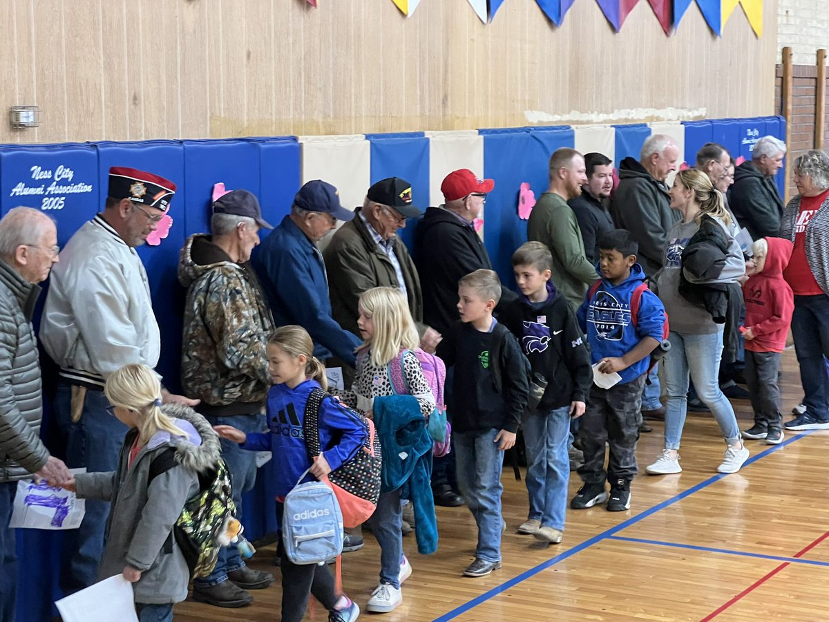 ReinhardtDerek's tweet photo. Always one of my favorite days @USD303. Great opportunity for our students to learn from our Veterans and thank them for their service. Of course, I always enjoy sitting and talking with them over coffee and cinnamon rolls https://t.co/ibV3iDpIqn
