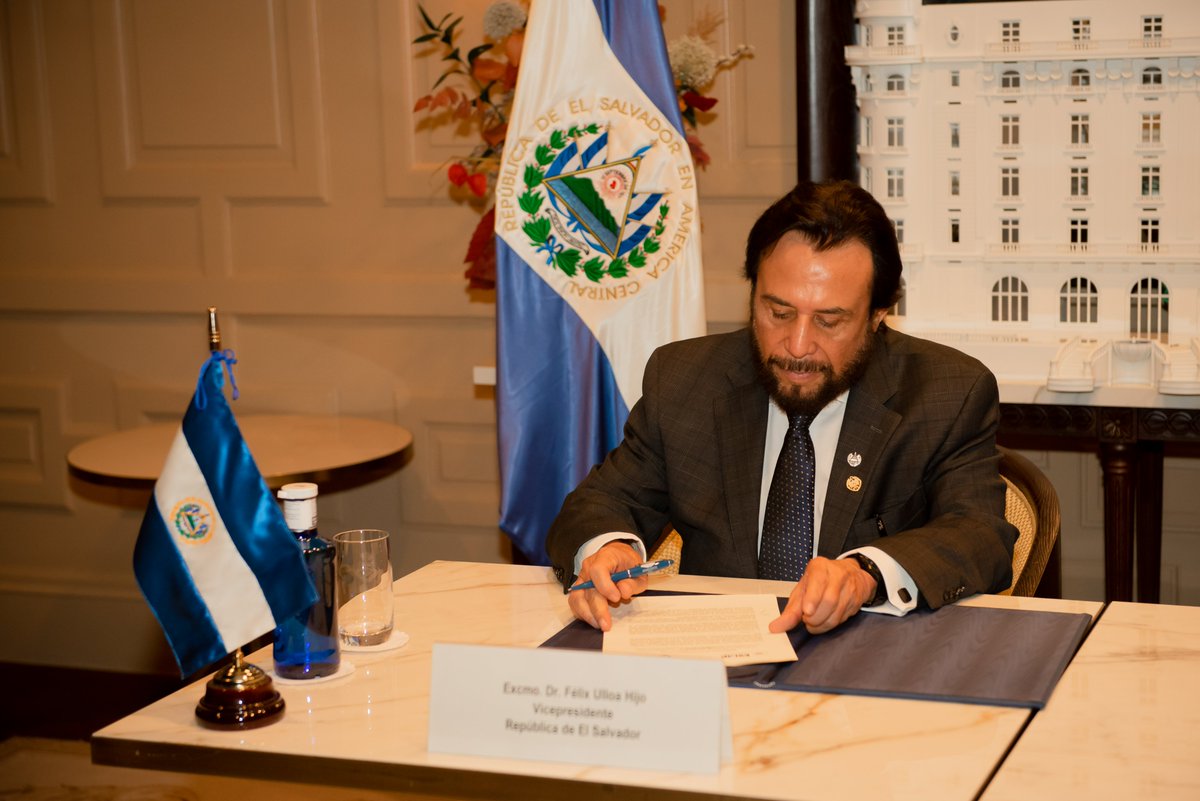 MauricioPenateG's tweet photo. Este documento fue suscrito por el Vicepresidente de El Salvador, @fulloa51, en calidad de Rector de la #ESIAP, y por @ginariano, Secretaria General de la
@OissSec. https://t.co/O2ZDcyqK6I