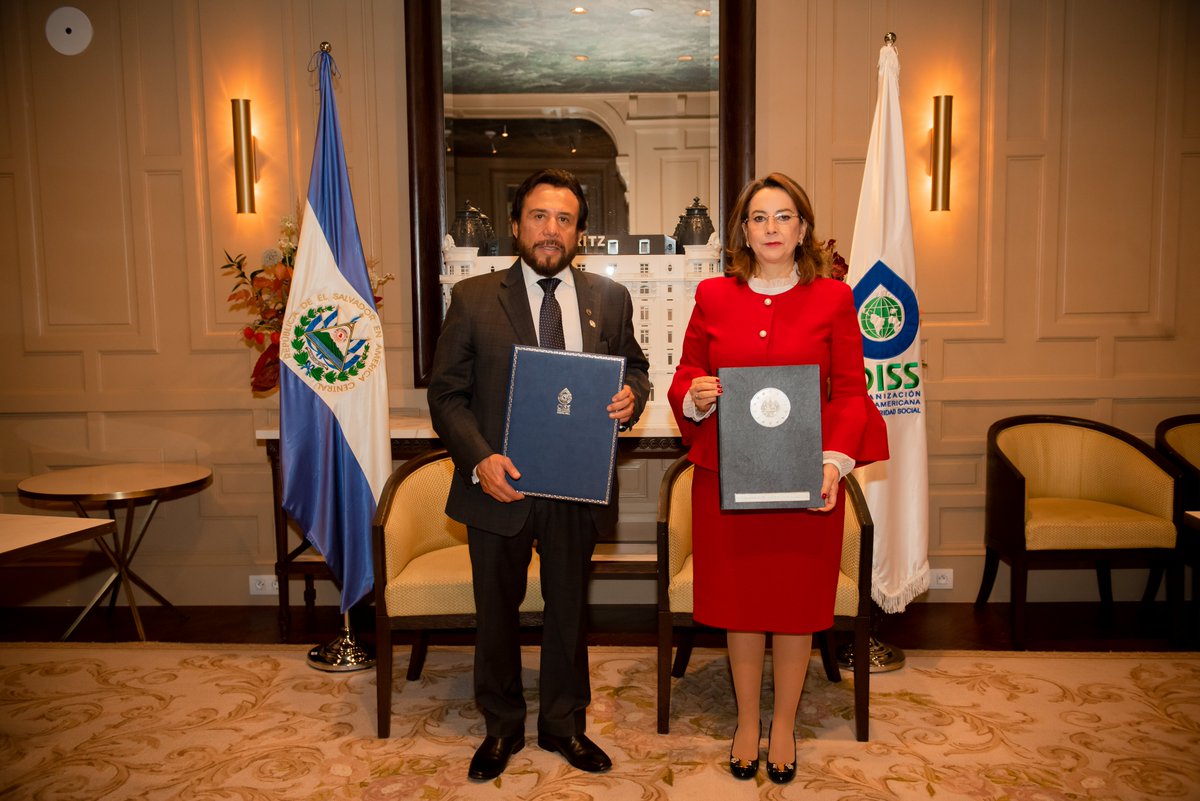 MauricioPenateG's tweet photo. Este documento fue suscrito por el Vicepresidente de El Salvador, @fulloa51, en calidad de Rector de la #ESIAP, y por @ginariano, Secretaria General de la
@OissSec. https://t.co/O2ZDcyqK6I