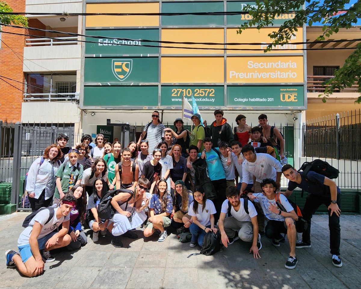 CAbuchalja's tweet photo. Al canto unánime de 🎶"Sexto no se va, sexto no se va" 🎶, los alumnos de sexto de bachillerato se despiden de su etapa en @Inst_EDUSchool para comenzar una nueva. Los vamos a extrañar y a acompañar siempre ❤️ https://t.co/G3X9yYP3zZ