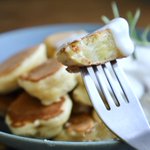 こんな方法があったとは!♪バナナを閉じ込めた小さなパンケーキが魅力的♪