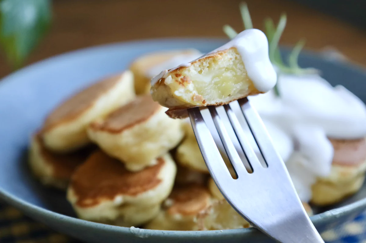 こんな方法があったとは！♪バナナを閉じ込めた小さなパンケーキが魅力的♪