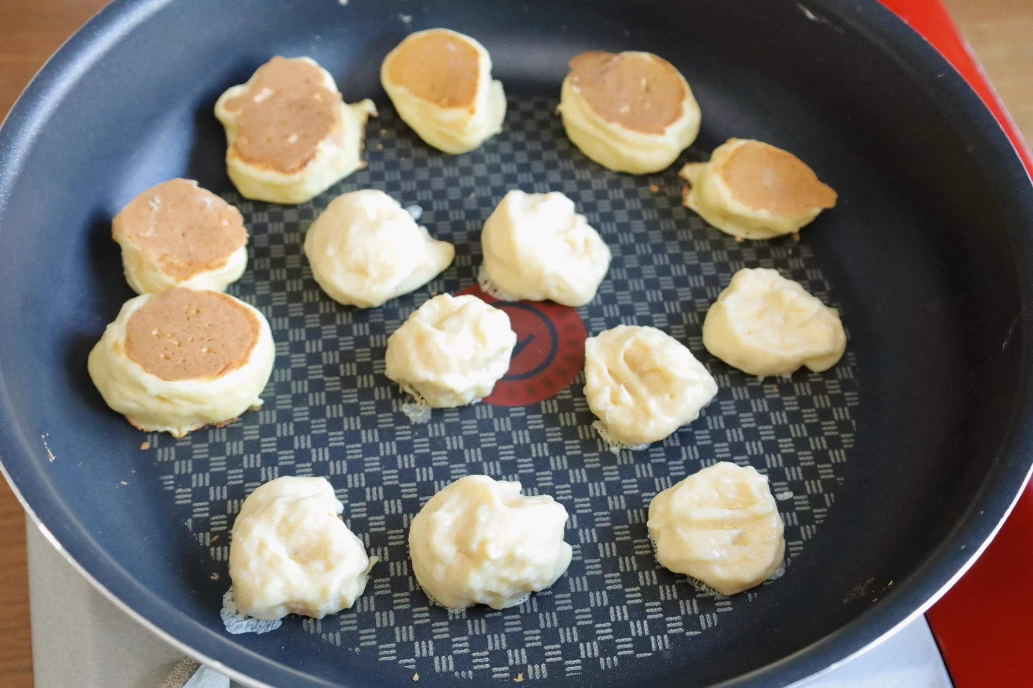 こんな方法があったとは！♪バナナを閉じ込めた小さなパンケーキが魅力的♪