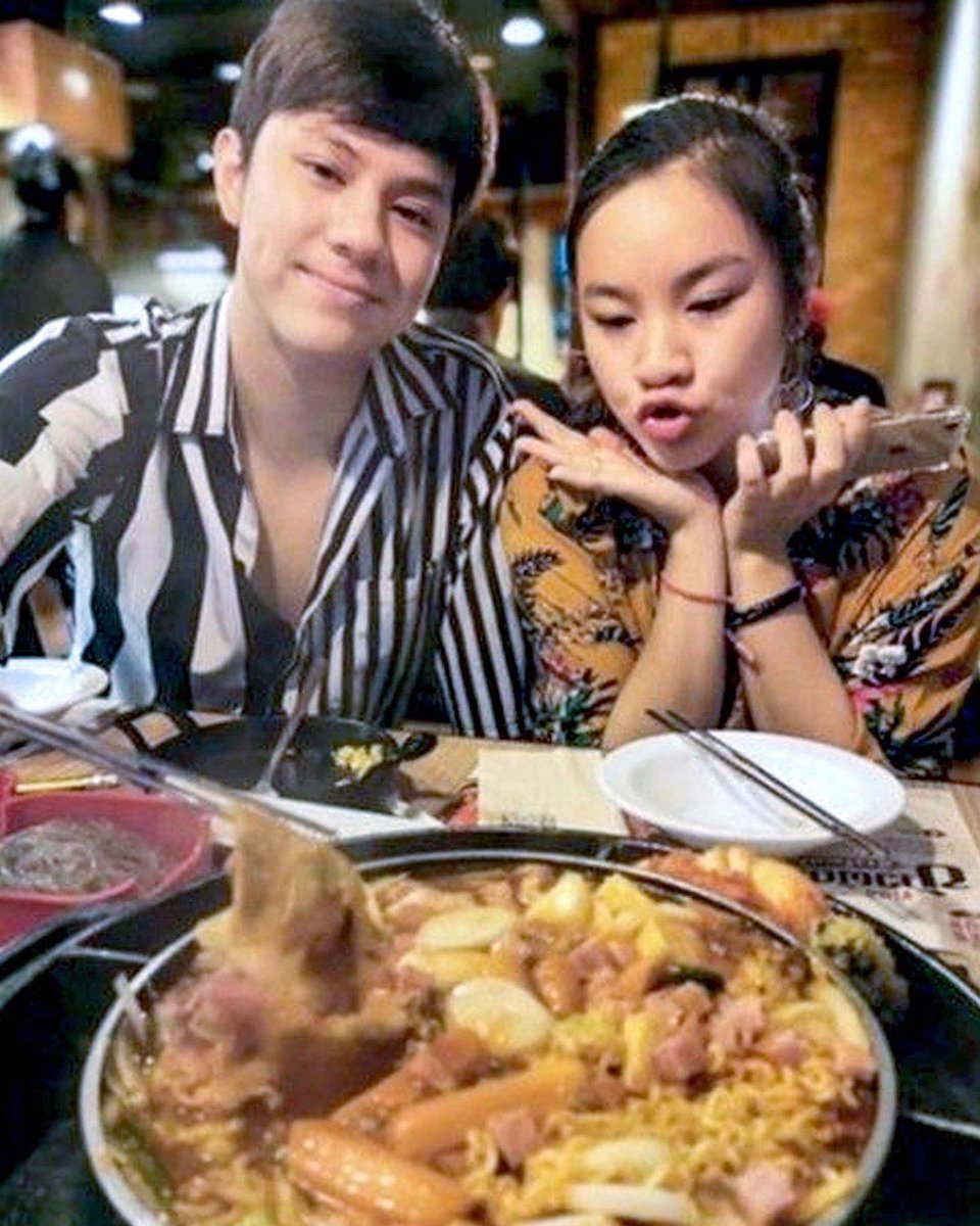 OhmNanonStory's tweet photo. Me encanta la relación que tiene Nanon con su hermana🥰. Se nota que son muy unidos🥹💕.
#mynameisnanon #nanon_korapat #คุณเอ็นของNN #ohmpawat #mynameisnanon #nanon_korapat #OhmNanon #OhmNanonStory
Cr. TripleNphoto https://t.co/Ik1y4Spenf