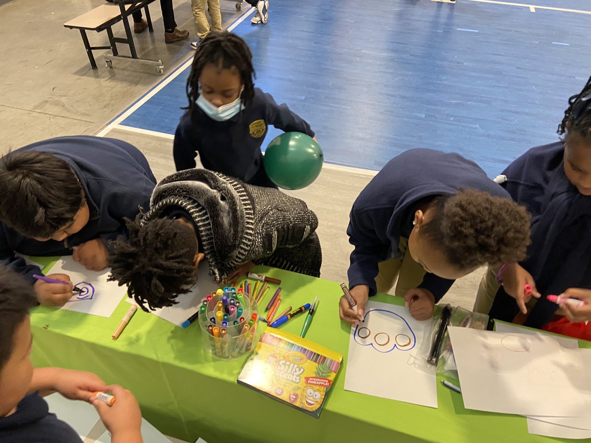 What a fun time yesterday at Leadership K-8 Prep School’s career day! Over 400 Ss visited with orgs to discuss various careers. We had a colorful time at the <a href="/Crayola/">Crayola</a> table learning about #creativity in #careers! @CrayolaEdu