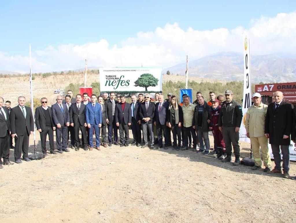 CSK_Erzincan's tweet photo. #TürkiyeYüzyılınaNefes olacak fidan dikim etkinliginde yeni yüzyıla daha yeşil bir miras bırakmak adına Sn. Valimiz, Milletvekillerimiz, İl Başkanımız ve Teşkilatımız ile fidanları toprakla buluşturduk.@csk_bsk @murat_kurum @24Burhancakir @SuleymanKrmn @MCavitSireci @MuratEygul https://t.co/YfTP2umQGh