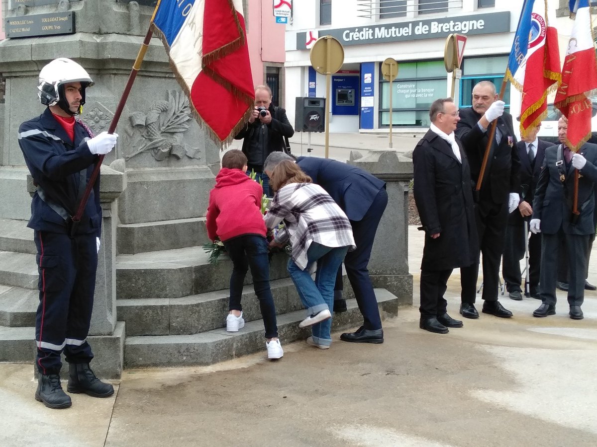 Deux élèves du collège ont participé à la commémoration du 11 novembre en déposant une gerbe au pied du monument aux morts place de la victoire. <a href="/rennes/">rennes</a> <a href="/56_bef_ouest/">Bassin Éducation Formation 56 OUEST</a> #citoyen #11Novembre2022