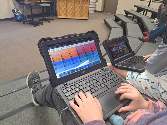 LeMusicEdTech's tweet photo. Reviewing form &amp; timbre with https://t.co/aX9TV9gTgZ before we create longer compositions with @soundtrap. 🎧🎼#edtech #musiced #TransformingEducation #SoundtrapPros @PLSDMusic @PLSD https://t.co/A3QHP53BlI