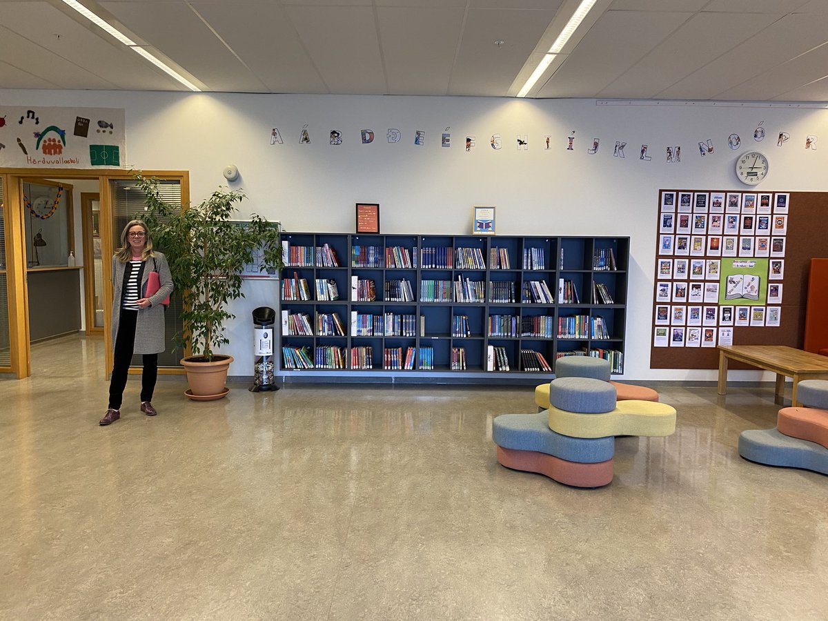GuOddsdottir's tweet photo. D5 #12dagaTwitter #menntaspjall Miðrými skólans sem jafnframt er bókasafnið er hjarta skólans ásamt  henni Elsu riddara sem gerir alla daga betri. https://t.co/wQKRCR5ctI
