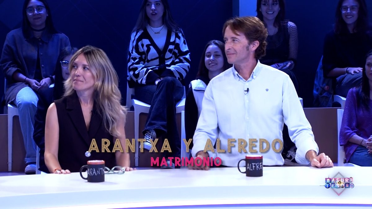 BasuraoTesoro's tweet photo. ¡Hoy han venido a jugar con nosotros Arantxa y Alfredo! Este matrimonio de guapos vienen de Yéqueda, Huesca, y llevan más de 20 años juntos 👩‍❤️‍👨

Él es cortador de jamón y ella auxiliar administrativa, y vienen a por todas a ganar los 5.000€. ¿Lo conseguirán?

#BasuraOTesoro https://t.co/zE9IKUTdb8