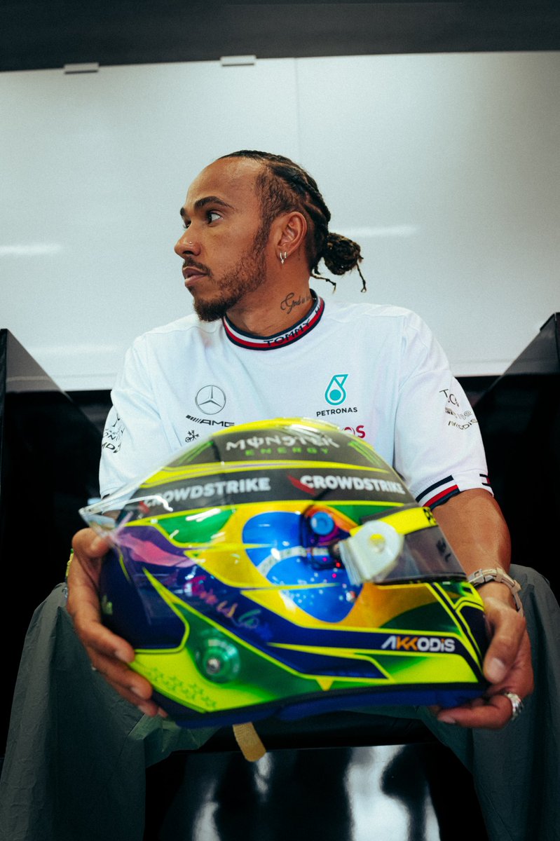 LewisHamilton's tweet photo. 💙💛💚 https://t.co/4YMqxJiDPJ