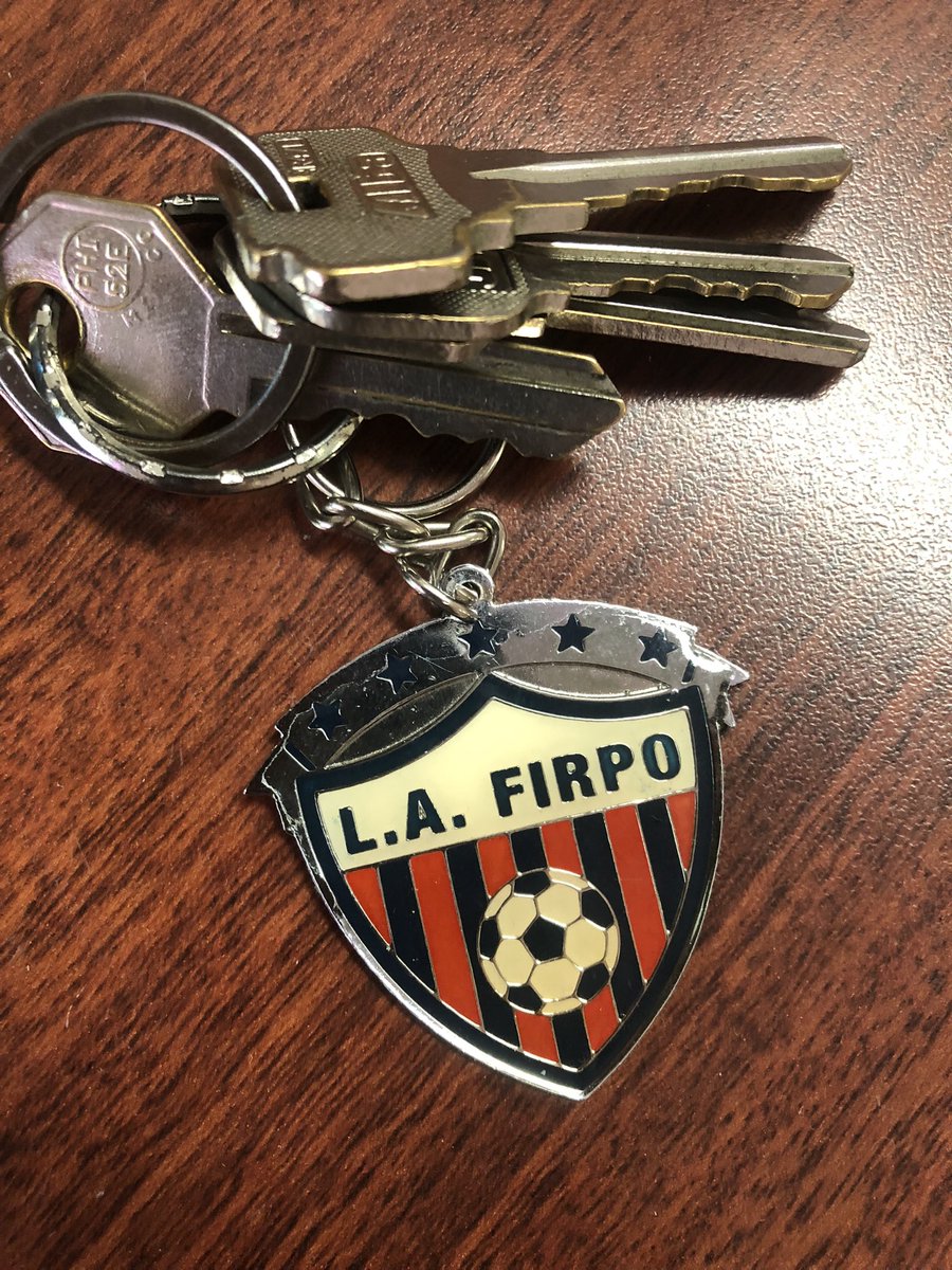 SerpasHernan's tweet photo. Quien se acuerda de la quinta corona del Firpo? Fue en torneos largos en la temporada 97-98. Tengo este llavero de recuerdo. https://t.co/zS84h4kB5Z