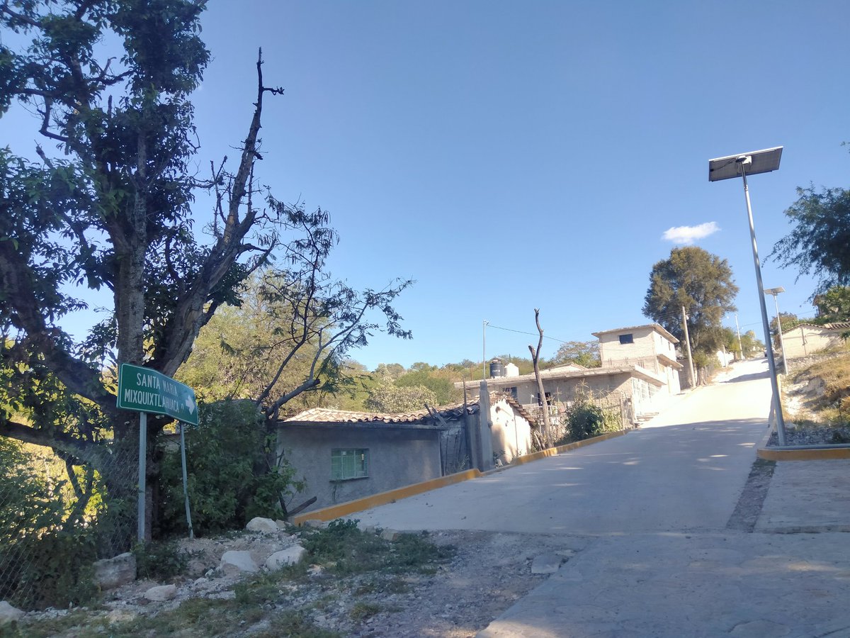 CesarHdzOlivera's tweet photo. El día de ayer mis compañeros activistas se dieron cita en Santa María Mixquixtlahuaca, para inagurar una importante obra, la cual consistió en darle cobertura a gran parte de la comunidad con la instalación de 19 lámparas con paneles solares. https://t.co/caAOoLs1Gm