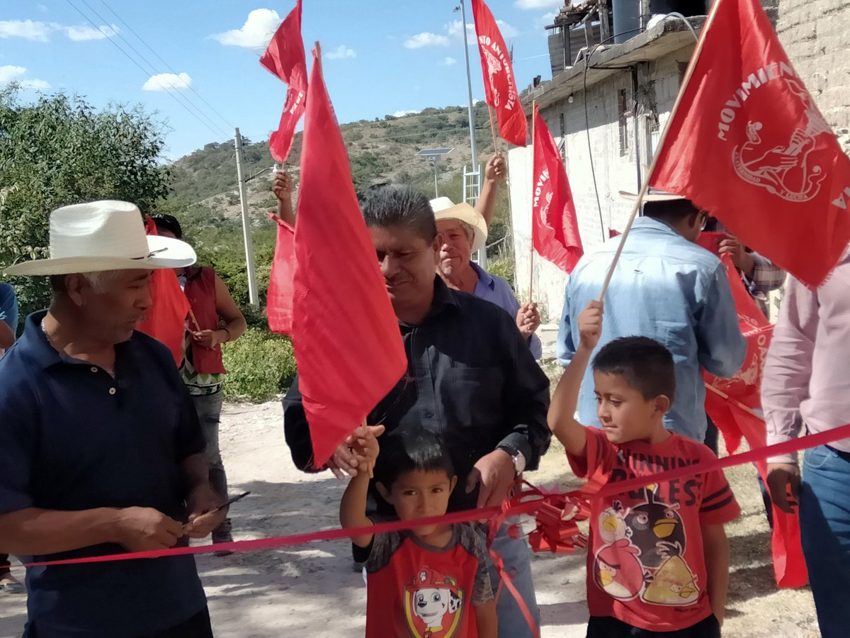CesarHdzOlivera's tweet photo. El día de ayer mis compañeros activistas se dieron cita en Santa María Mixquixtlahuaca, para inagurar una importante obra, la cual consistió en darle cobertura a gran parte de la comunidad con la instalación de 19 lámparas con paneles solares. https://t.co/caAOoLs1Gm