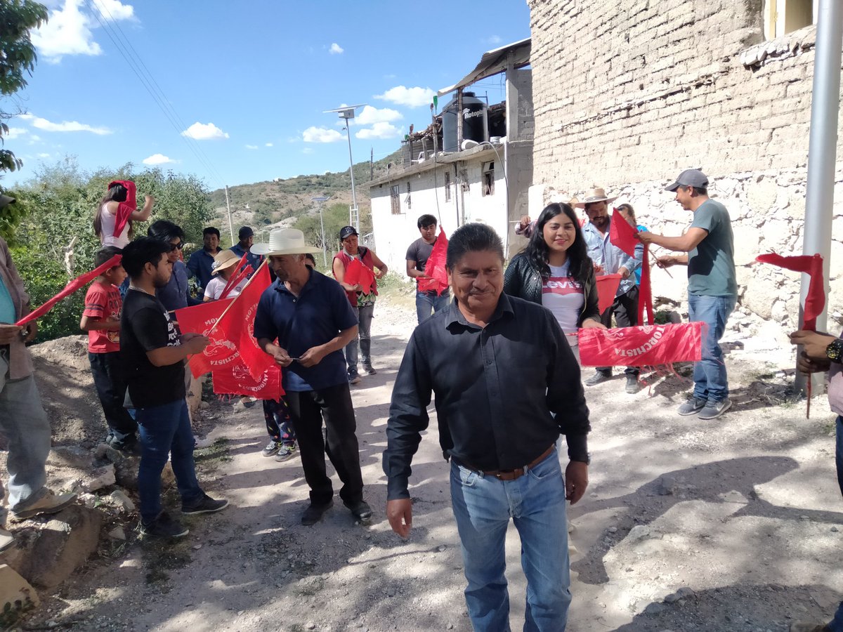 CesarHdzOlivera's tweet photo. El día de ayer mis compañeros activistas se dieron cita en Santa María Mixquixtlahuaca, para inagurar una importante obra, la cual consistió en darle cobertura a gran parte de la comunidad con la instalación de 19 lámparas con paneles solares. https://t.co/caAOoLs1Gm