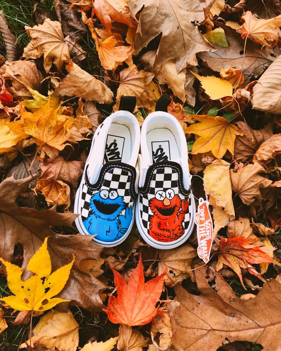 Cookie Monster 🍪💙 X Elmo ❤️

#customshoes #vans #artist #customart #customvans #SesameStreet #art #artwork