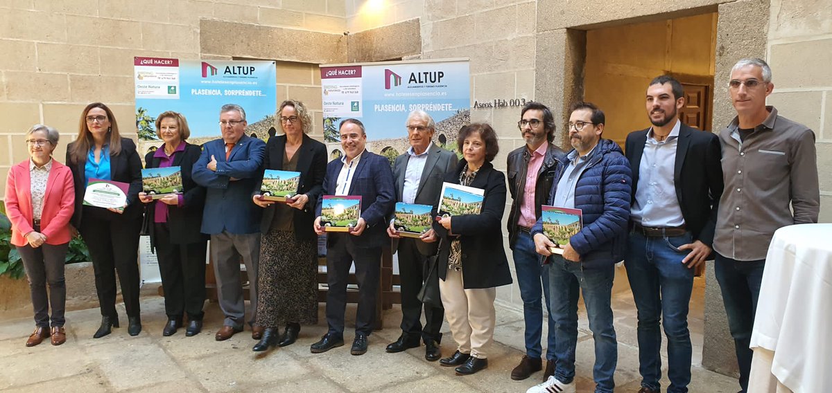 extremadura_tur's tweet photo. ¡Gracias #ALTUP!
La Dirección General de Turismo entre los premiados en los galardones que concede la Asociación de alojamientos turísticos de Plasencia (ALTUP), por su colaboración en la promoción de Plasencia y del norte de Extremadura.
https://t.co/Rl7YtW28xS https://t.co/G70l7ofj8Q