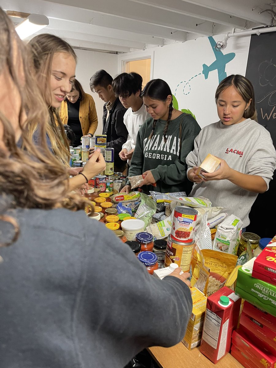 #MesaNation National Honor Society students filled Thanksgiving grocery bags for <a href="/ProjectHopeAll/">Project Hope Alliance</a> 🦃🐎#saddleup #mesaproud <a href="/MesaHSPrincipal/">Costa Mesa Middle and High School</a> <a href="/MesaMSPrincipal/">Principal Kwong</a> <a href="/nmusd/">Newport-Mesa USD</a>