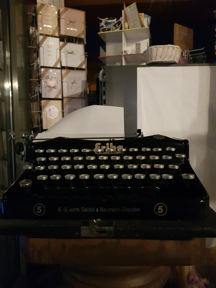 mira15devries's tweet photo. #November_Kiek @Tpzijl #fotochallenge #Etalage #dag11 #duitsland #typmachine
Een oud apparaat wat meteen uitprint wat je typt. 😆 https://t.co/xNXXo6uZXo