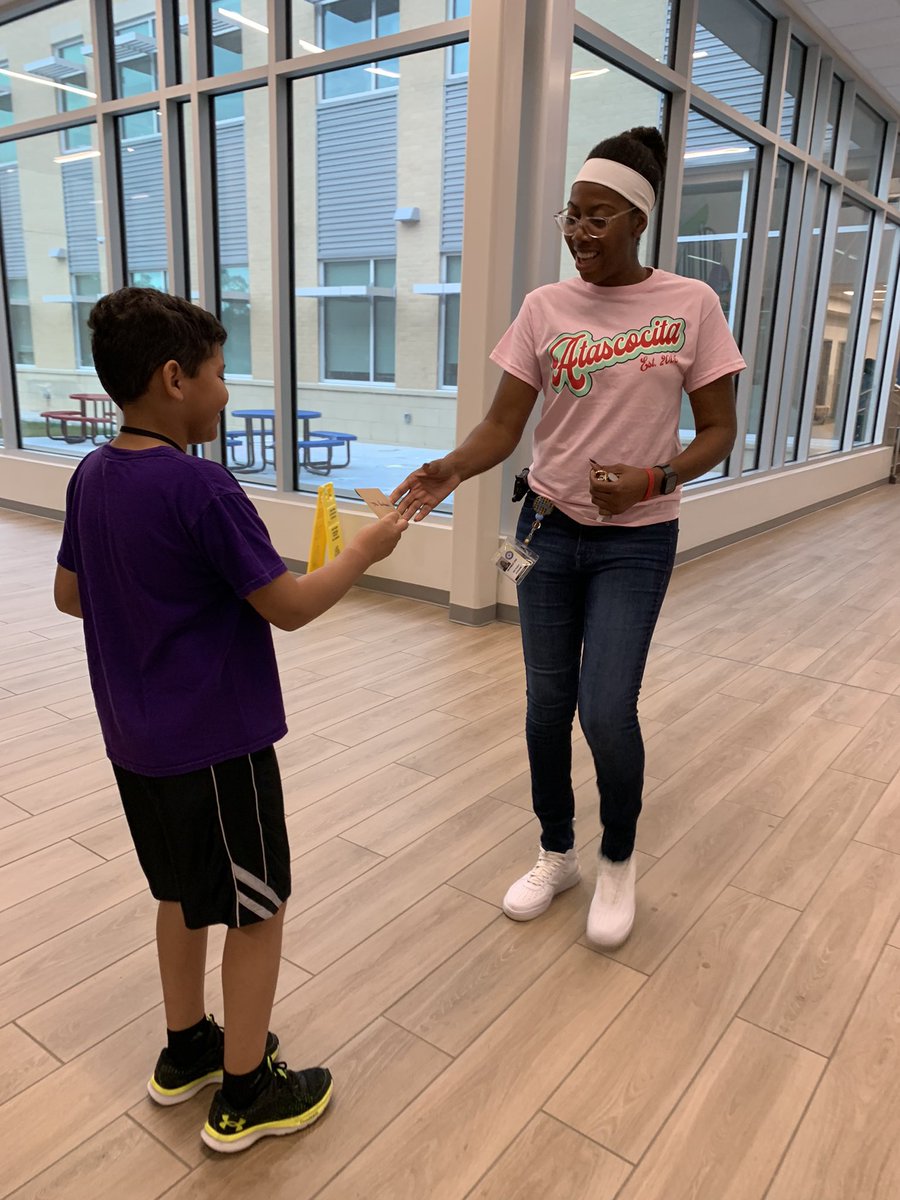 pcperez814's tweet photo. StuCo @HumbleISD_LLE loves our Veterans. Thank you for your service @ArmyAg86 @Anthony51P @MsDLLE and Mrs. Olvera. @MsBenton_LLE_AP @LuciSchulz1 @HumbleISD https://t.co/v0LBqxQb6M