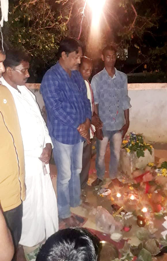 BJP_BHATLI's tweet photo. ମୋର ନିର୍ବାଚନ ମଣ୍ଡଳୀ ଭଟଲି ଅନ୍ତର୍ଗତ ସୋହେଲା ବ୍ଳକ ବାଉଁସେନମୁରା ପଞ୍ଚାୟତ ବନ୍ଦଲା ଗ୍ରାମର ବାଲିଯାତ୍ରାରେ ସାମିଲ ହୋଇ ବାଲୁଙ୍କେଶ୍ଵର ବାବାଙ୍କୁ ଦର୍ଶନ କରିବାର ସୌଭାଗ୍ଯ ପ୍ରାପ୍ତ କରି ଗ୍ରାମବାସୀ ତଥା ଅଞ୍ଚଳବାସୀଙ୍କ ସୁଖ,ଶାନ୍ତି ଓ ସମୃଦ୍ଧି ପାଇଁ ପ୍ରାର୍ଥନା କଲି । https://t.co/8gWm61j2jf