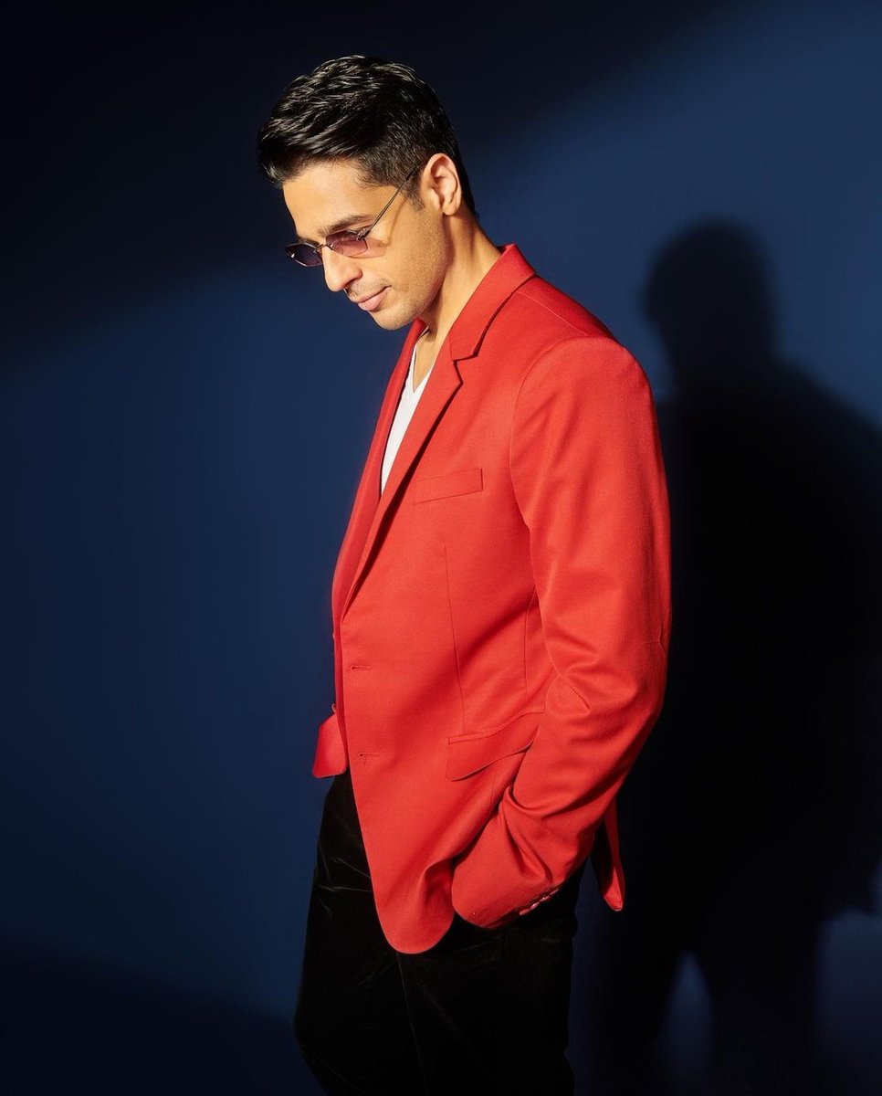 filmfare's tweet photo. The dapper #SidharthMalhotra is here to brighten up your feed.❤️ https://t.co/6jC87qK58f
