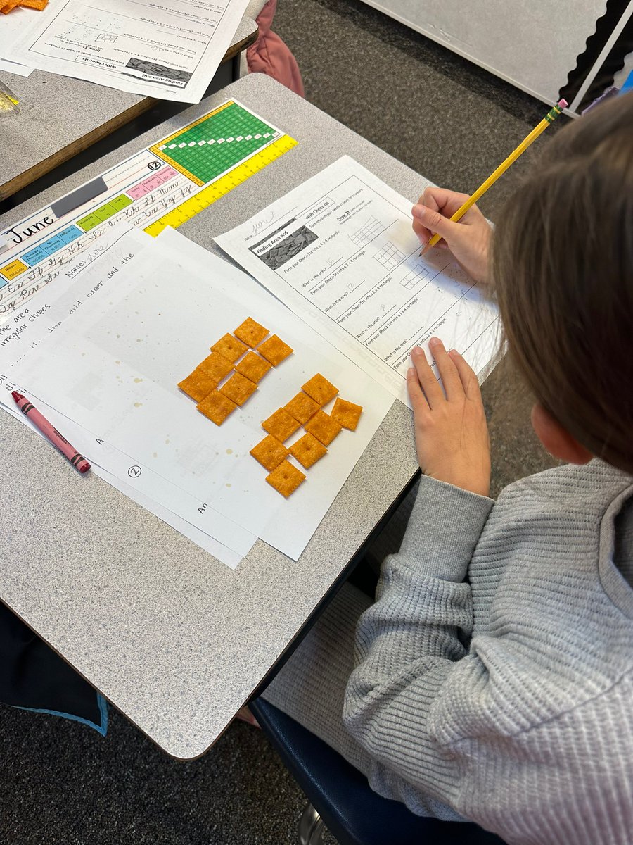 CTrommels's tweet photo. Finding area and multiplying using Cheez-Its! https://t.co/1DlBcTJF3I