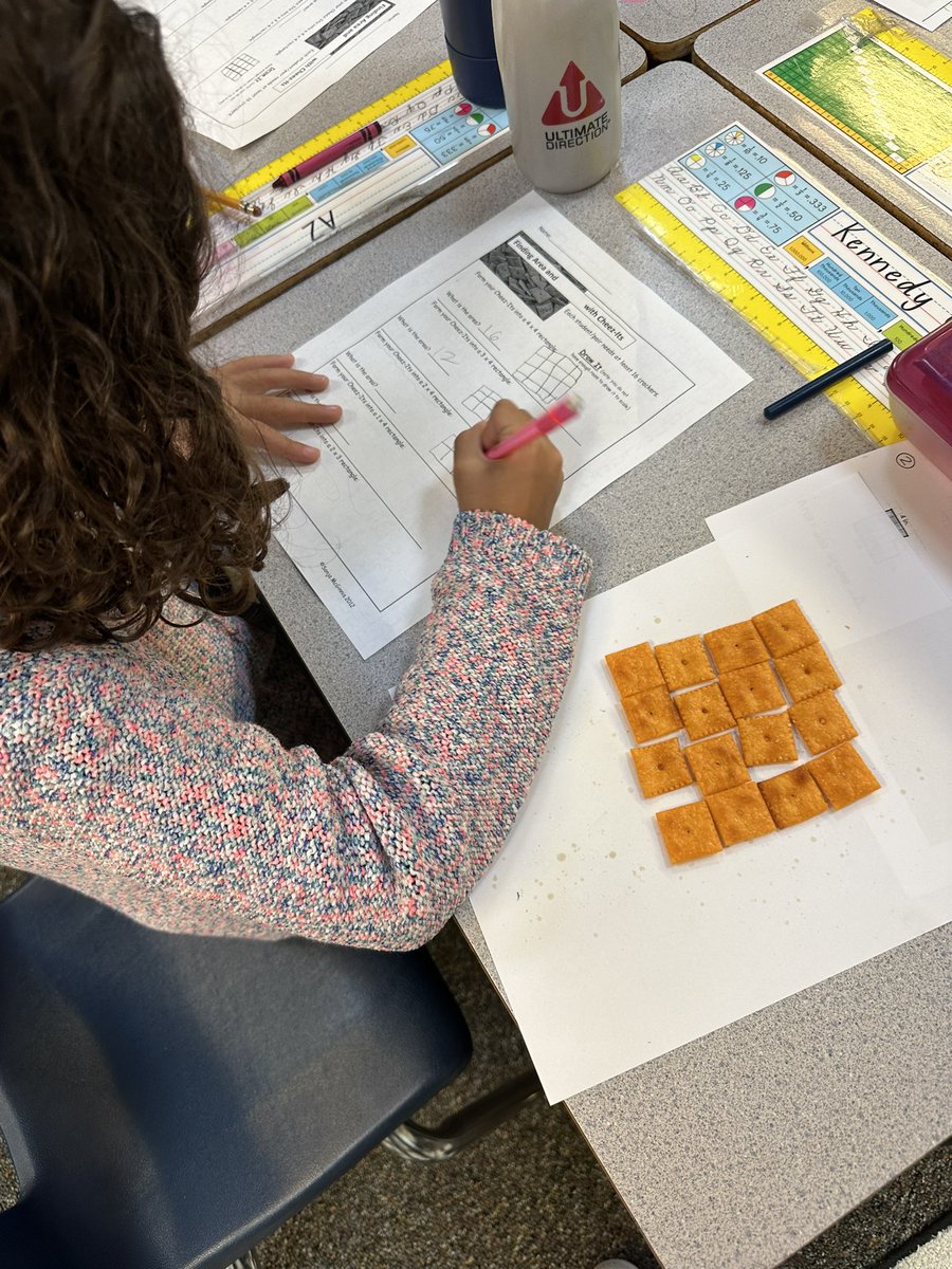 CTrommels's tweet photo. Finding area and multiplying using Cheez-Its! https://t.co/1DlBcTJF3I