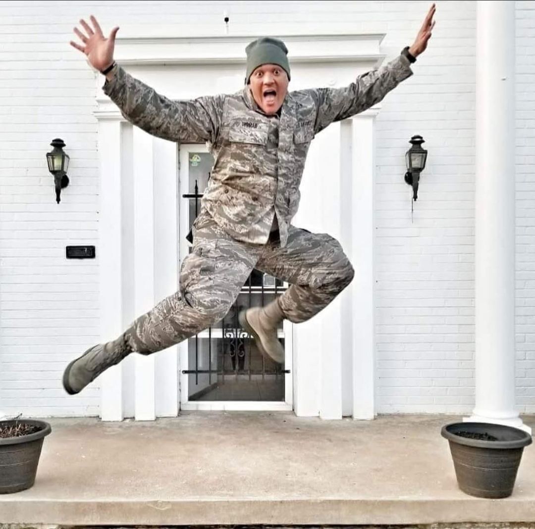 OColly's tweet photo. Everyone knows #OKState hype man, Les Thomas. (@lesgopokes) 

What about his military history?

On Veteran's Day, we celebrate all who sacrificed for our country.

✍️: @DavisCordova11 
🔗: https://t.co/LHC3B6lALs

📸: @chasedavistx https://t.co/DWT0BtgFx3