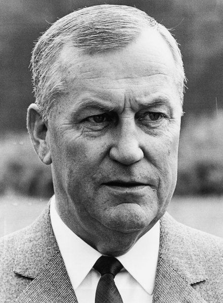 "Tradition hat nur dann Sinn, wenn der Wille zu noch größeren Taten vorhanden ist."

Heute jährt sich der Todestag von Franz Kremer zum 55. Mal. Er wird auf ewig unvergessen bleiben. 

Franz Kremer
* 30.07.1905
† 11.11.1967