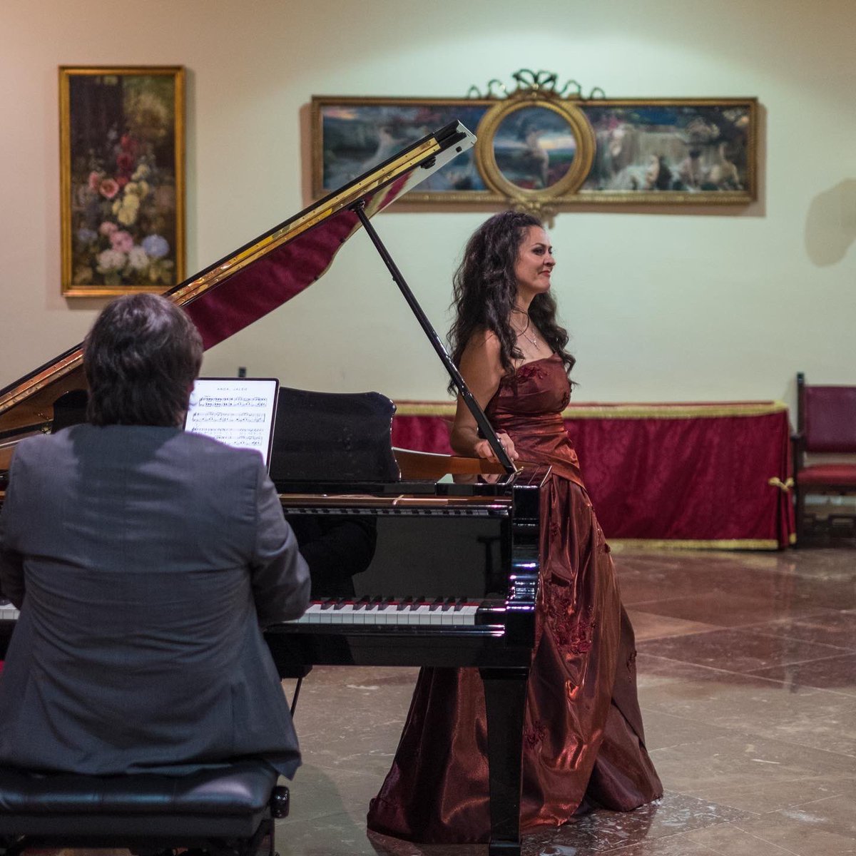RCLabradores's tweet photo. ¡Un placer ver nuestro Salón repleto de aficionados en la vuelta a la normalidad de nuestro ciclo de conciertos! 👏👏 #cultura 🔴🔵 #ViveRCL https://t.co/MTuzDmT44p