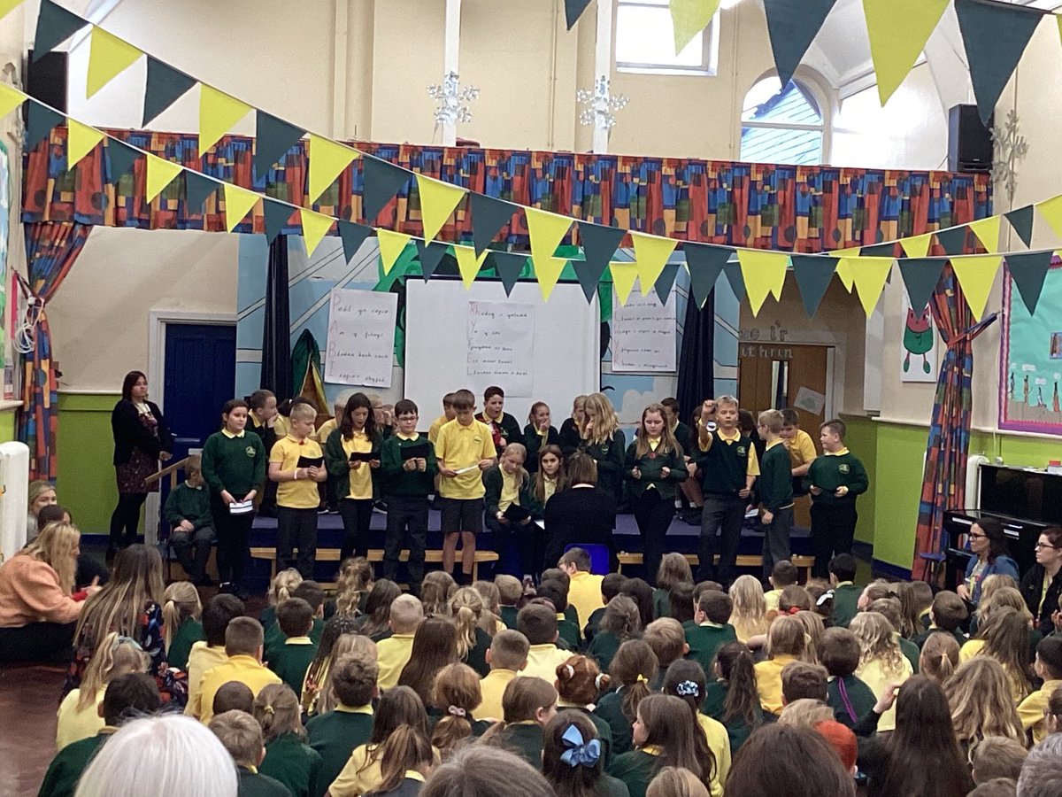 Blwyddyn 6 - gwasanaeth Dydd y Cofio. Cyflwynodd bl.6 hanes y pabi fel symbol dydd y cofio heddiw. Roedd croeso mawr i rieni blwyddyn 6! Diolch am ddod! #niaucofionhwy #wewillrememberthem