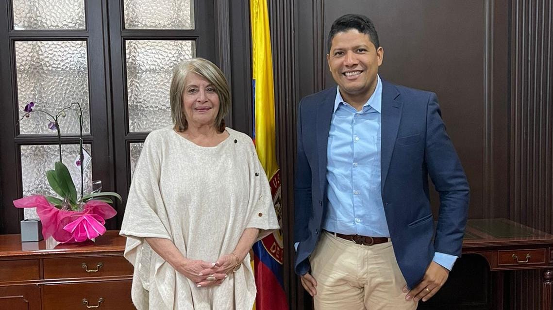 MalamboAlcaldia's tweet photo. @MinAgricultura @CeciliaLopezM le confirma al alcalde @rumeniggemonsal que proyecto de piscicultura será una realidad en #Malambo, para fortalecer la economía de 250 familias de pescadores con el cultivo de tilapia. @MalamboAlcaldia asignará contrapartida de $500 millones. https://t.co/v9DhCLfFGs