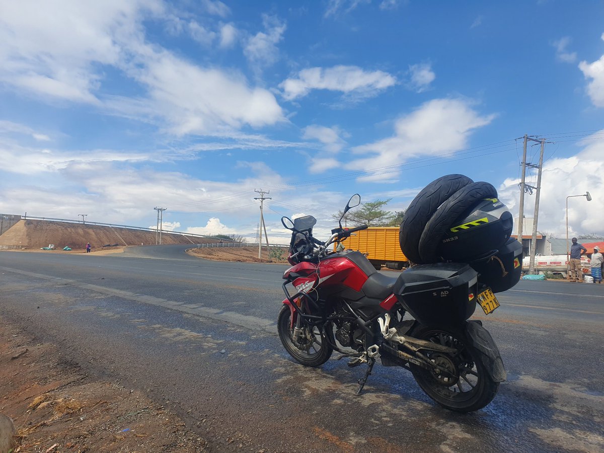 It came fully loaded with extra stock tyres...i left Mombasa at 11.30am by 5pm i was in Embakasi, at fuel mileage of average 32kpl with a 17 litre tank,it was enough. As a long distance rider, i maintain 6-7k rpm speeds 95kph-125kph,nothing crazy with occasional stops..(1)