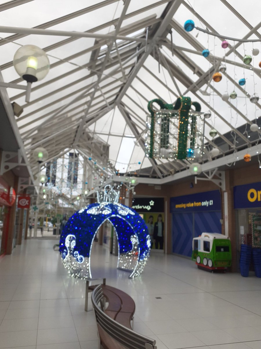 Have you seen the amazing decorations in the <a href="/GuineasShopping/">The Guineas Shopping</a> #shoplocal #christmas <a href="/LoveNewmarket/">Love Newmarket</a>