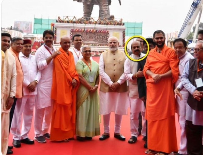 siddeshHS9's tweet image. ಬಿಜೆಪಿಗರೇ ಇದೇನಾ ನಿಮ್ಮ ಸಂಸ್ಕೃತಿ ಮತ್ತು ಸಂಸ್ಕಾರ...? ನೀವು ನಮ್ಮ ಮಠಾಧೀಶರ ಮೇಲೆ ಇಟ್ಟಿರುವ ಗೌರವ ಮತ್ತು ಭಕ್ತಿ ಈ ಫೋಟೋದಿಂದ ಗೊತ್ತಾಗುತ್ತಿದೆ,,,