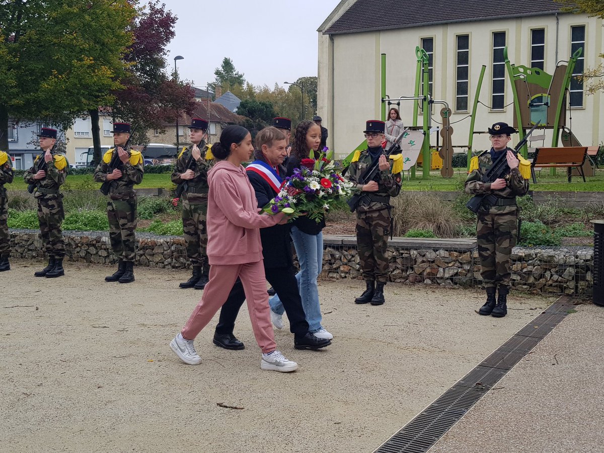 BAYARDChris's tweet photo. Très belle mobilisation des élèves de la Classe Défense du @CollegelouiseM lors des cérémonies du 11 novembre 2022 à Alençon et Cerisé. Rendre hommage et transmettre @Prefet61
@dsden61 @CUAlencon @ornedepartement
#11Novembre2022 #Armistice1918 #Histoire #hommage #citoyennete https://t.co/PbsUWRTghf