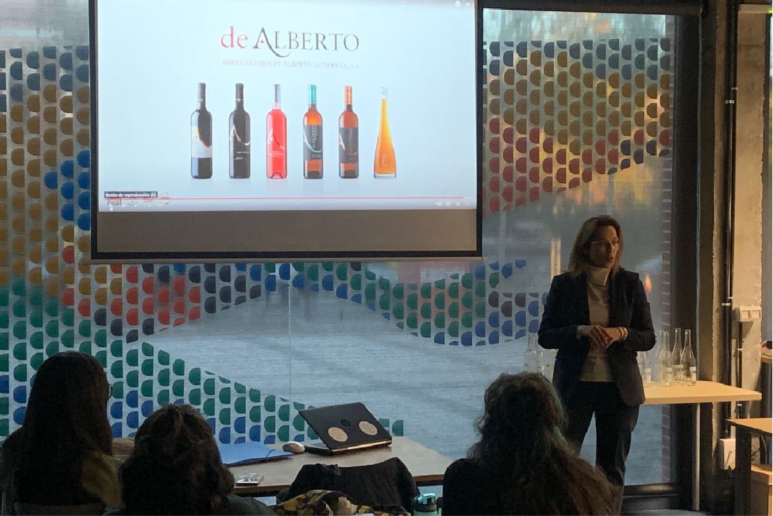 .<a href="/BdeAlberto/">deAlberto</a> confía en <a href="/esi_valladolid/">ESI Escuela Superior de Diseño Valladolid</a> para rediseñar la #imagen de uno de sus #vinos bit.ly/3G7eABr #diseño #formación #bodegas