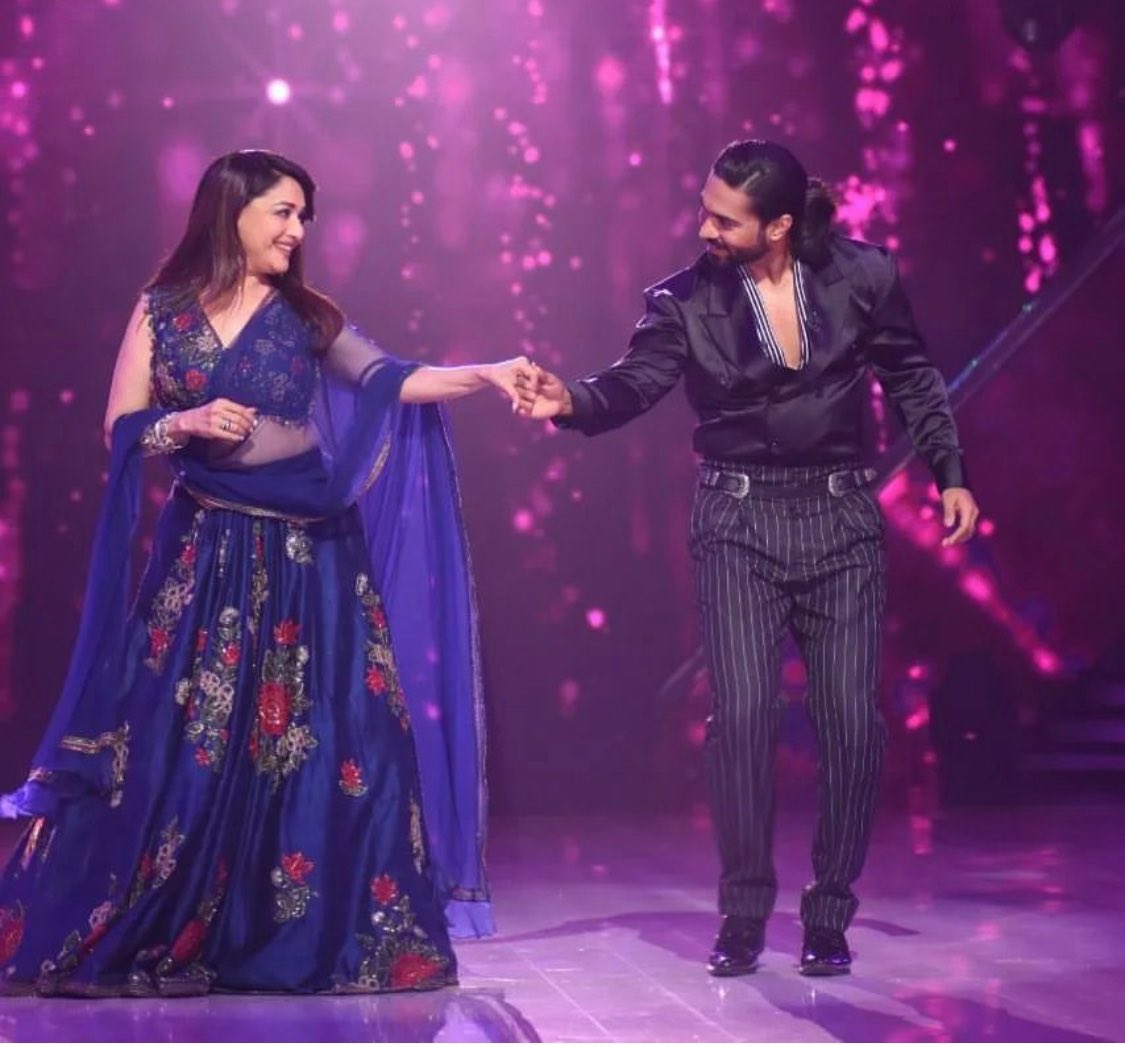 madhuridixitt's tweet photo. Jhalak of this week #JhalakDikhhlaJaa10 
#MadhuriDixit 💙💙 https://t.co/Tv4YpmUh3l