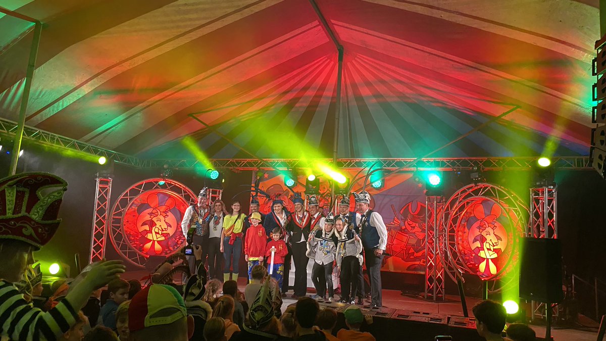 KoenvLaarhoven's tweet photo. De 11e van de 11e. Ut carnavalsseizoen get beginne. En dit jaar heel speciaal met in #Buul een prinses, prins en adjudant uit de vriendengroep. #alaaf #carnaval. https://t.co/R4irxXkPUJ