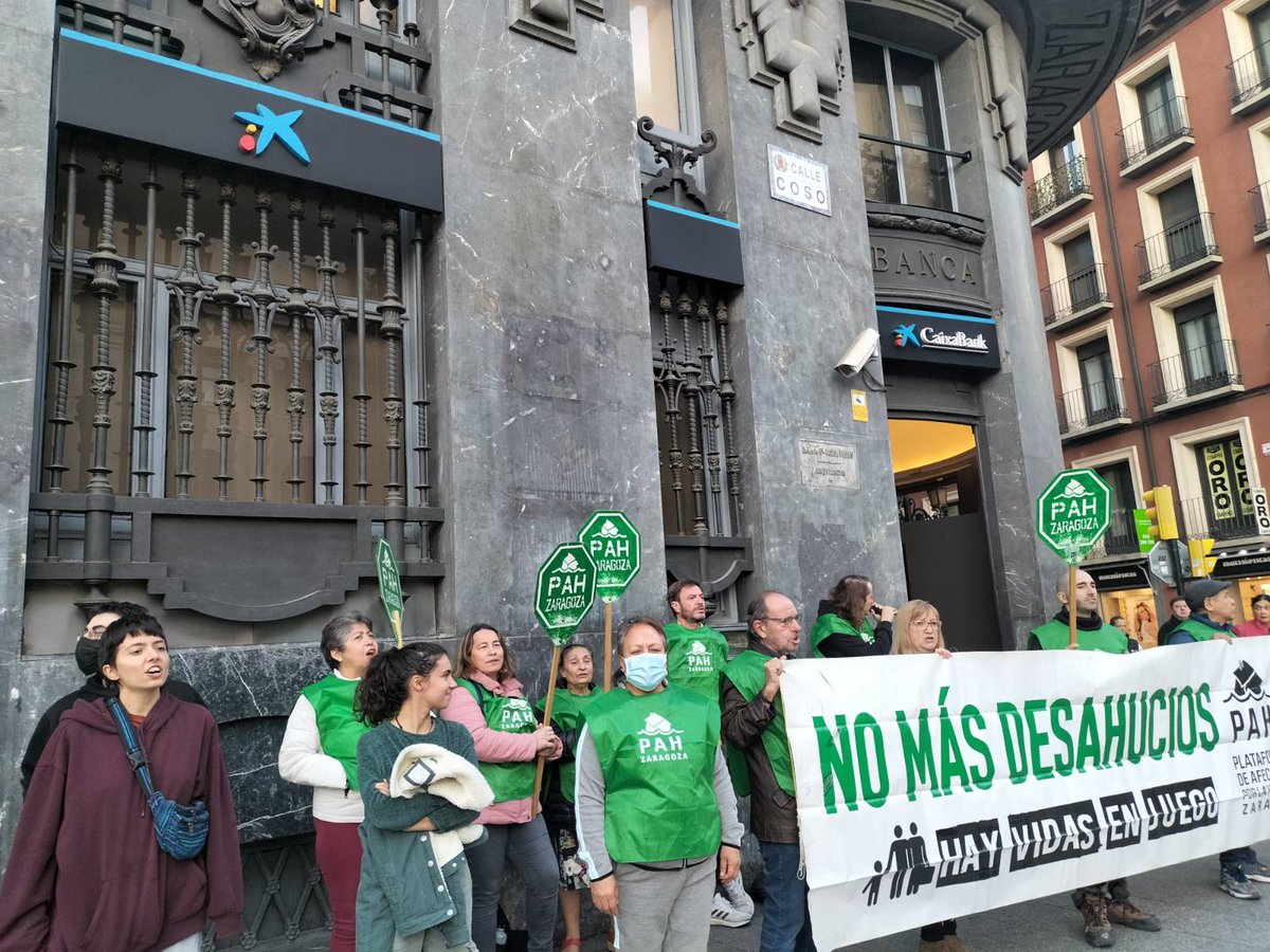 🔴 Comenzamos a concentrarnos en las puertas de <a href="/caixabank/">CaixaBank</a> y su buitre Buildingcenter. No nos iremos hasta que Mariano y María firmen un alquiler social digno.

¡SUS BENEFICIOS SON NUESTRA RUINA!