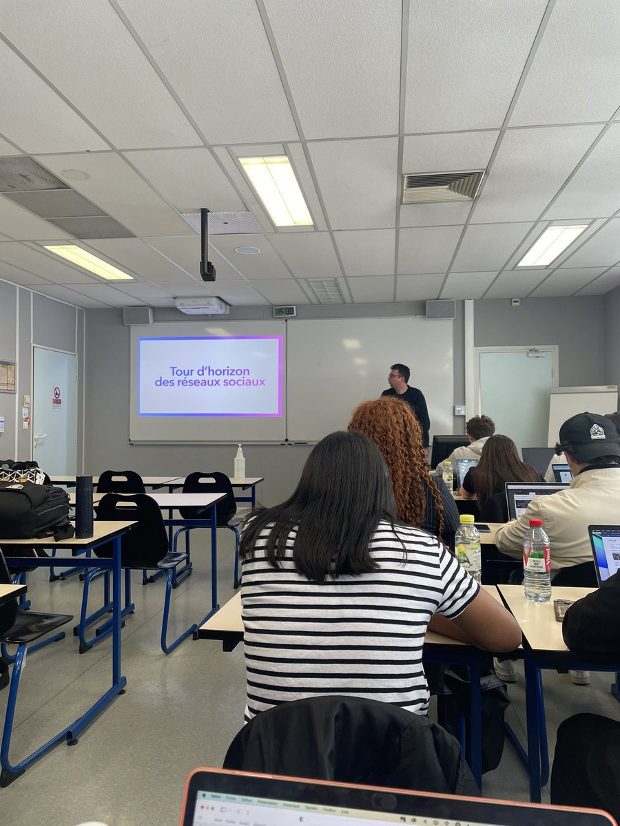 fatibnc's tweet photo. Hello tout le monde, hier nous avons eu un cours de community manager avec monsieur Xech, un cours trĂšs passionnant et enrichissant. #dbbach https://t.co/E0nTddmeSW