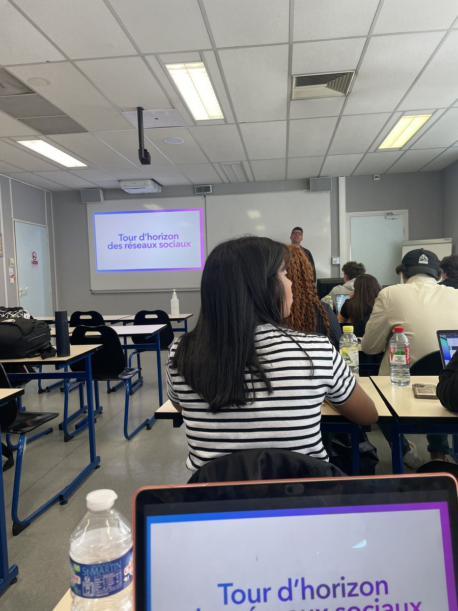 fatibnc's tweet photo. Hello tout le monde, hier nous avons eu un cours de community manager avec monsieur Xech, un cours trĂšs passionnant et enrichissant. #dbbach https://t.co/E0nTddmeSW