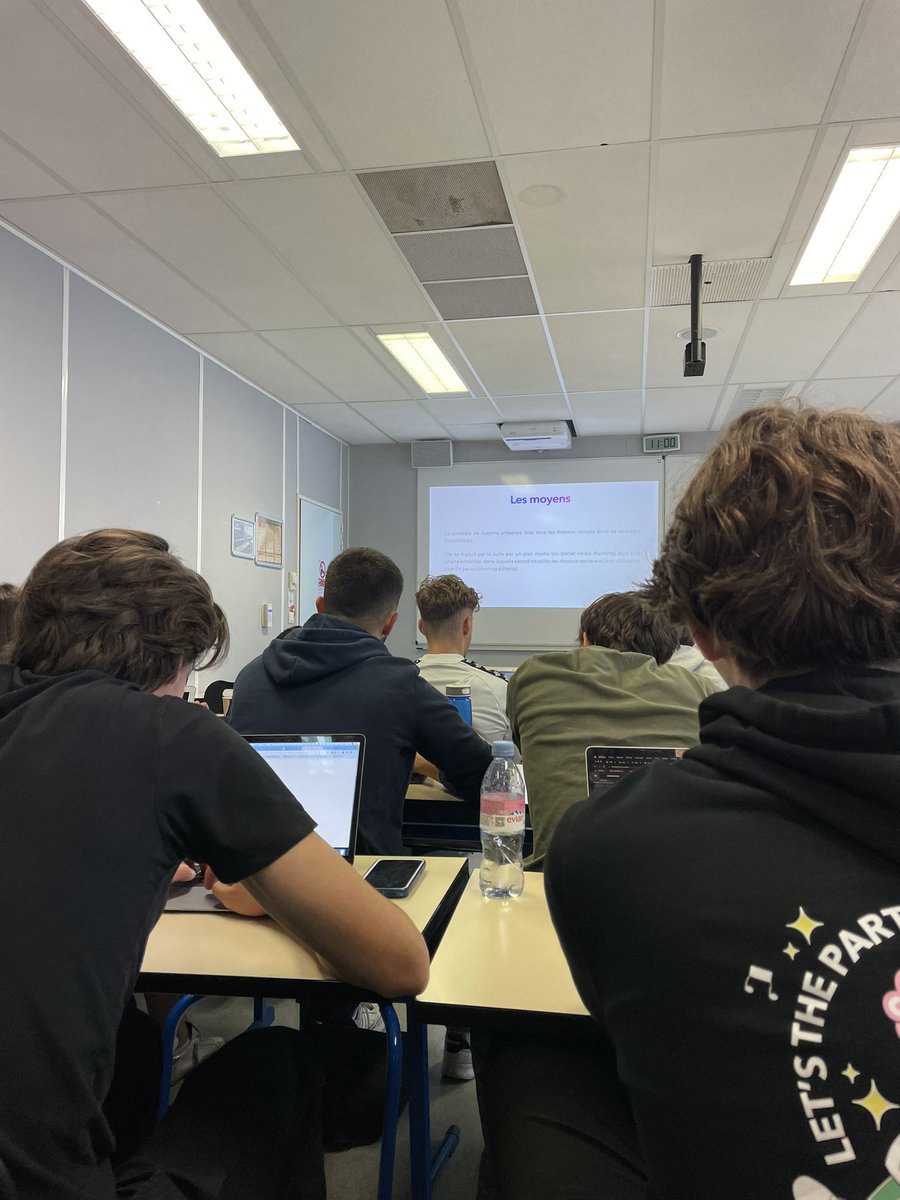 fatibnc's tweet photo. Hello tout le monde, hier nous avons eu un cours de community manager avec monsieur Xech, un cours trĂšs passionnant et enrichissant. #dbbach https://t.co/E0nTddmeSW