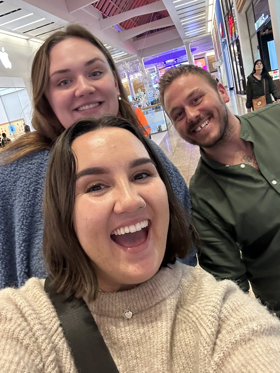Dougs1086's tweet photo. Little shopping trip with my biatches! Love these gals. #besties #unibabes #meadowhell 💙 https://t.co/SoecmxMjl0
