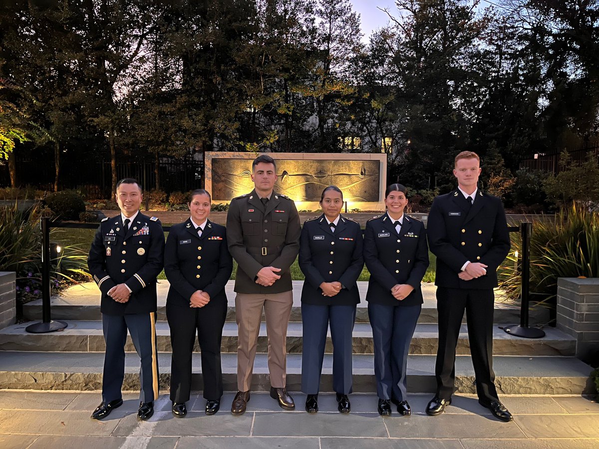 Gamecock_PMS's tweet photo. Some top Cadets and Midshipmen from @UofSCArmyROTC and Navy ROTC Programs were honored to attend the 25th Annual American Veterans Conference in Washington D.C. This was a once in a lifetime opportunity for them to engage with veterans from multiple eras! @4thBdeArmyROTC https://t.co/yadThN368y