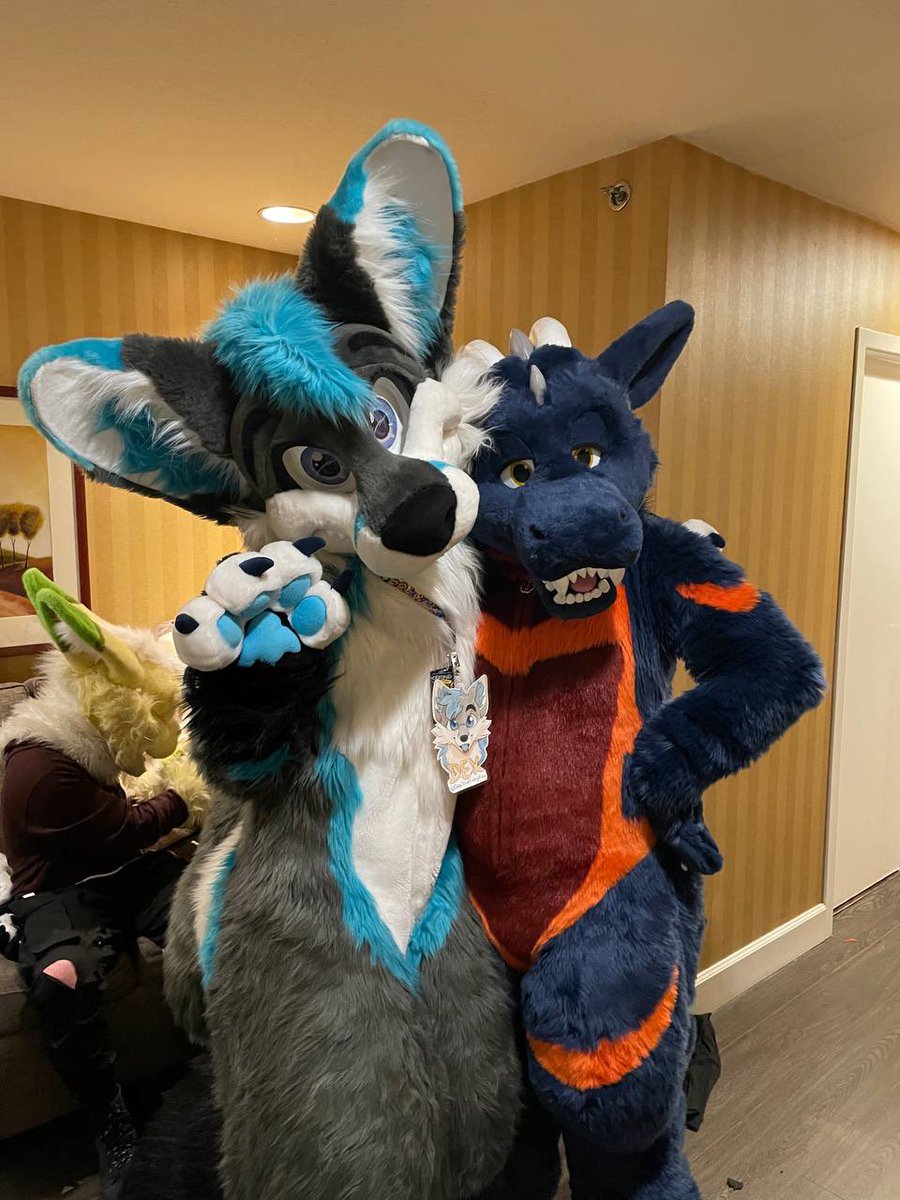 Happy #FursuitFriday! I got to see the local derg <a href="/bunsenderg/">Bunsen</a> at Howloween! 🐉

📸 <a href="/NotQuiteMellow/">Mellow ✨</a> 
🪡 @morefurless