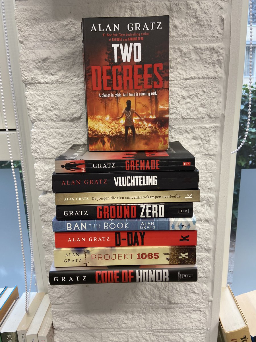 RijkenHugo's tweet photo. @AlanGratz is 1 van mijn favoriete young adult schrijvers. Vandaag hebben zijn boeken een mooi plekje gekregen aan de muur. Mocht je nog niks van hem gelezen hebben, vooral doen! https://t.co/5QbYiw1mCk