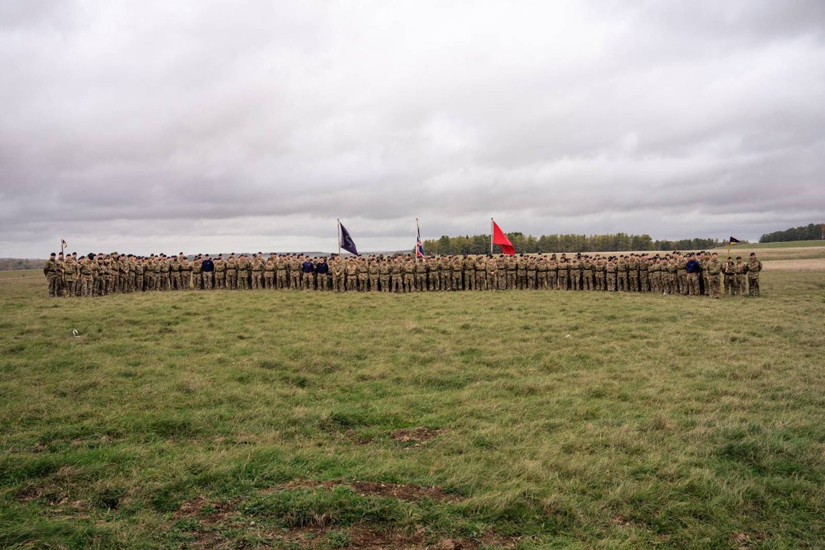 IronMedics's tweet photo. A joint 1 &amp; @4MedRegt field #Remembrance service on the training area. #WeWillRememberThem https://t.co/peYvQa3uqE